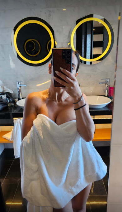 Still wet 💦 https://t.co/02DmU6c8Ld