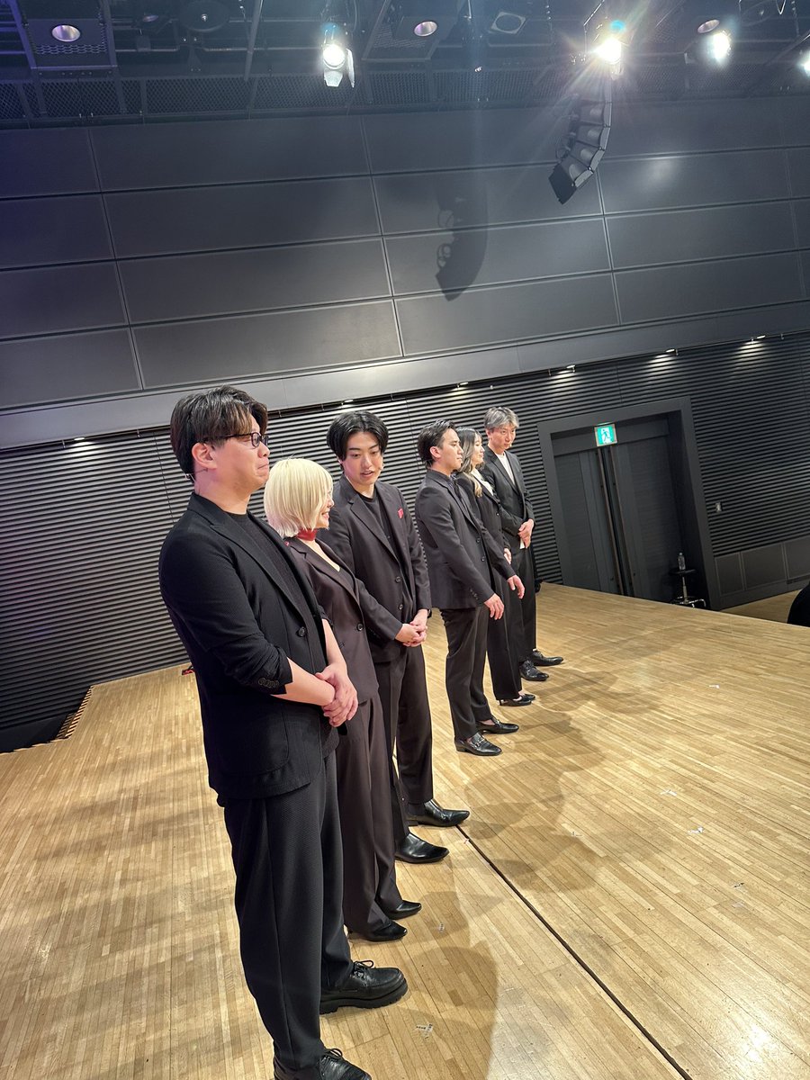 kjak54's tweet photo. Nontitleシーズン3の最終回生配信をご覧頂きありがとうございました‼️
同時接続8万人‼️
会場まで来てくれたエミリンもヴァンビくんも山澤さんも雫石さんも溝口くんも審査員の皆さんも、会場の方々もスタッフもメンバーも、関わって頂いている皆様のおかげで良いコンテンツに成長しているのだと実感できた素敵な一日でした。本当に有難うございました。
生配信ゆえに、リアリティショーゆえに、結果はいつも予測不可能ですし残酷なものになるのですが、勝っても負けても挑戦した者にしか得られない財産が手に入ります。それを自分の糧として皆が更に成長できるよう、僕は心から願っています。
まだまだ荒削りではありますが、事業の難しさ、楽しさを伝えていける最高のビジネスコンテンツを目指してこれからも頑張りますので、引き続きNontitleを応援よろしくお願い申し上げます。

@kinnpatuhikaru ＠Mikuruasakura_ @JOY19850415 ＠nontitle_ch #nontitle #ノンタイトル