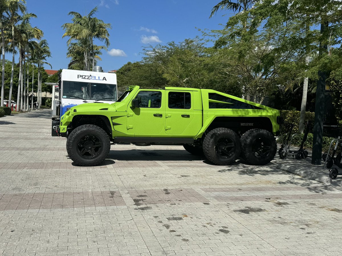 Miami alum and Cleveland Browns TE David Njoku just pulled up in