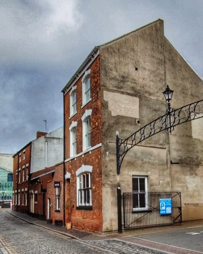 Posterngate. Hull Old Town. Looking towards Princes Dock Side. With the entrance to Zebedees Yard and the Still Coffee Shop in the foreground. #hull #yorkshire #travel #architecture