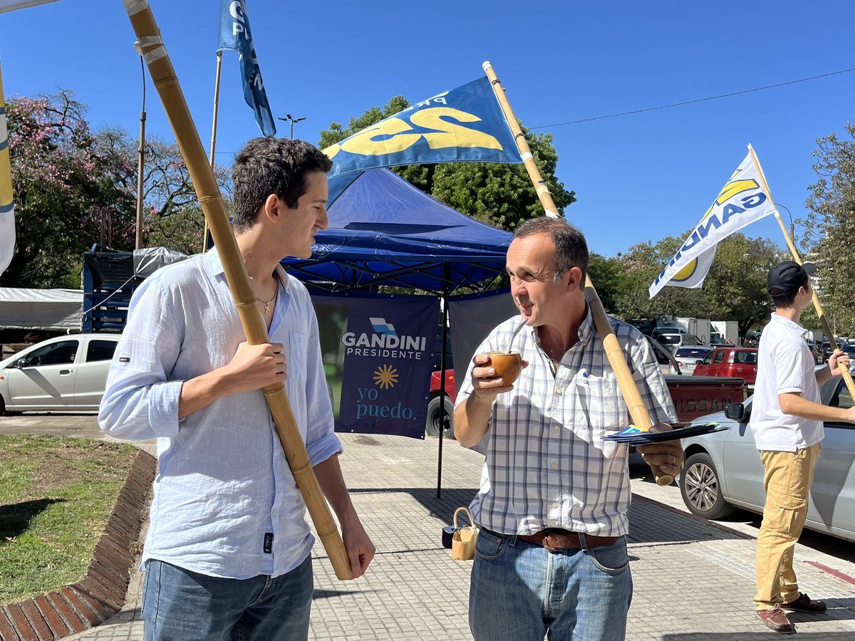 La @lista250 ya está en la calle.
Tocó feria de Villa Biarritz con los compañeros de @pormibarriouy ☀️

Se acercan las elecciones internas, nosotros salimos y damos a conocer nuestra oferta.

#GandiniPresidente #PorMiBarrio