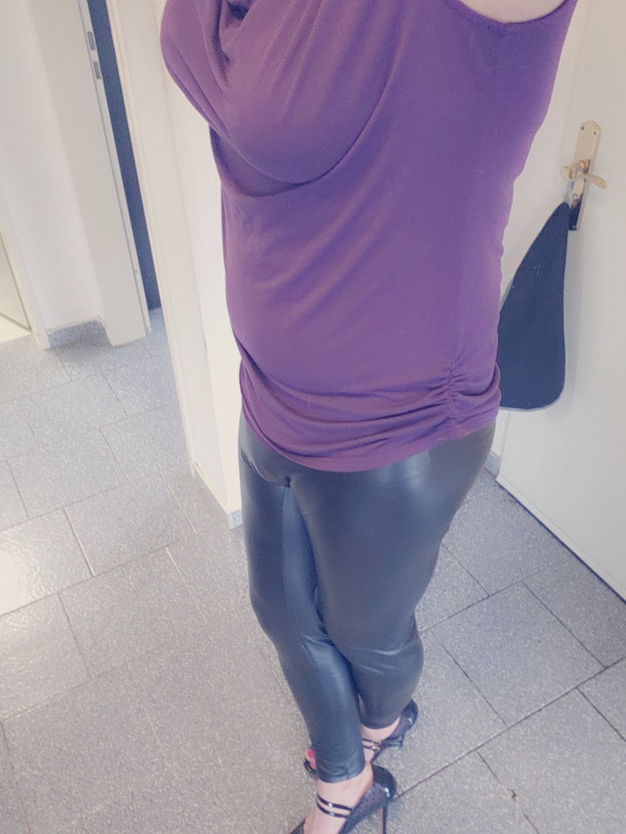 sklaventattoo's tweet photo. Eine neue Leggins und dazu gleich ein neues Höschen. 🥰 Wie gefällt es euch? #sissy #chastity #sissy4life #highheeledshoes https://t.co/QHwHCTC5fc