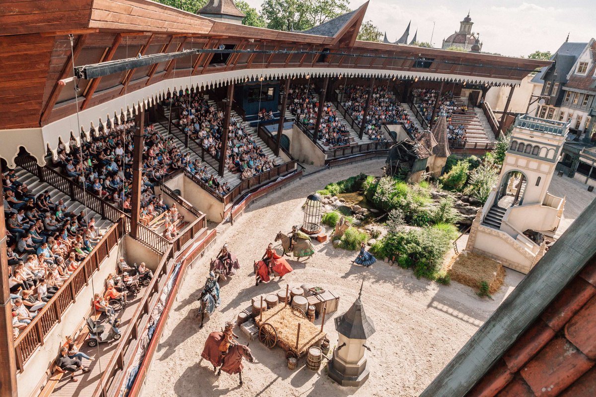 🔴 Le spectacle Raveleijn présenté par nos talents du Puy du Fou ouvre ses portes pour une 12e saison au sein du Parc @Efteling ! ✨Nous souhaitons une belle saison à nos talents ! ©PuyduFou #PuyduFou #PuyduFouNederland #Raveleijn