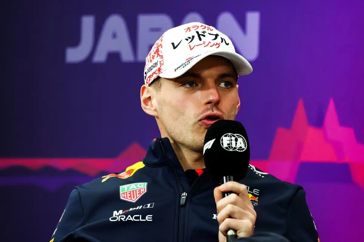 TearOffFR's tweet photo. 🟣 Max Verstappen estime que la F1 Academy est une "bonne chose" pour l'inclusion des femmes en sport automobile... cependant, des choses ne vont pas selon lui dans ce que propose la catégorie ! 🧐

💬 "C’est une bonne chose que la F1 accorde désormais une attention particulière aux femmes dans le sport automobile avec la F1 Academy."

"Même si j’ai des doutes sur la manière dont ils l'abordent. Les voitures qu'elles conduisent sont bien trop lentes. Si jamais vous voulez les faire entrer en Formule 1, il faut vraiment passer à un niveau supérieur."

"C'est bien beau que les filles soient désormais sponsorisées par des équipes de Formule 1, mais en quoi les aidons-nous réellement ? Il n’y a pas de prochaine étape pour elles maintenant. Exemple, l’écart avec une F4 est déjà bien trop grand."

(🗞️ @delimburger / #F1 / #F1Academy)