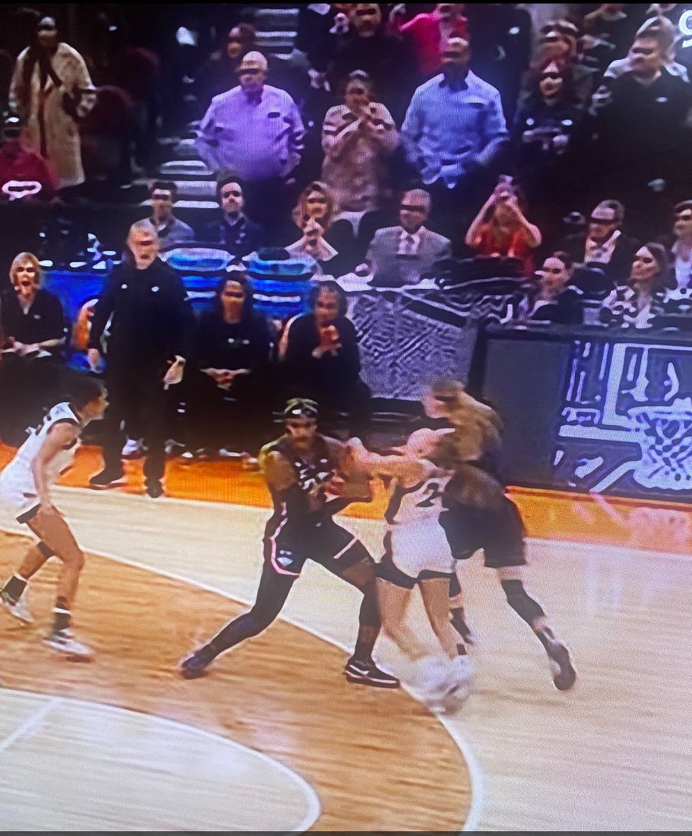 We’ve heard a lot about this play from all angles. But COACHES POINT- if Paige comes off the screen shoulder to shoulder as all good coaches teach this foul never happens. #NCAAWBB #UCONNvsIOWA
