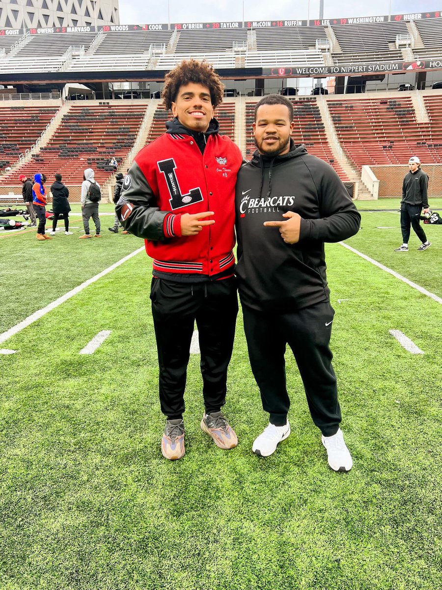 @GoBearcatsFB thank you for having me out to Spring Practice! 🐾🐾 #HometownHero 🔴⚫️⚪️ @CortBraswell @OLBeastCoach03 @Coach_Cass @UC_Recruiting @LakotaWestFB 🔥🦅