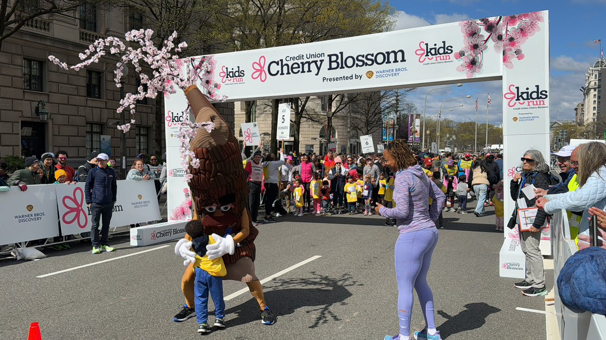 CUCB's tweet image. The #CUCB2024 Kids Run presented by @warnerbros is underway! We ❤️seeing families on the course 🌸🌸