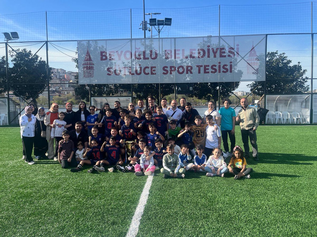 Şampiyon Emirefendi Spor 🏆⚽️ TFF U-12 Ligi 35. Grup şampiyonu olan Emirefendi Spor Kulübü sporcularını, yönetimini ve taraftarını tebrik eder, gençlerimize gelecek sezonlarda başarılar dileriz.