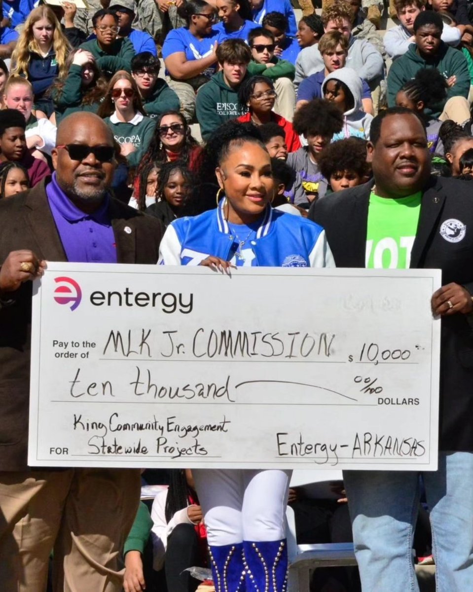 MsVivicaFox's tweet photo. ##SATSMILES SO HONORED TO SPEAK AT THE AMAZING #AMLKC "ROCK THE VOTE EVENT" IN LIL ROCK ARKANSAS! VIV LUVS DA KIDS! WE MUST SUPPORT & POUR KNOWLEDGE INTO THEM ABOUT THEIR FUTURE! #VOTE 👏🏾💯👏🏾 https://t.co/723p3CeQVL