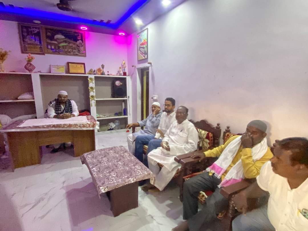 गण्डेय विधानसभा क्षेत्र अंतर्गत डोकीडीह पंचायत के परमाडीह गाँव में पूर्व मुखिया साकिर शेख की जानिब से दावते इफ्तार पार्टी का आयोजन किया गया। इस दावते इफ्तार पार्टी में शामिल हुए। @HemantSorenJMM @JharkhandCMO @JmmJharkhand