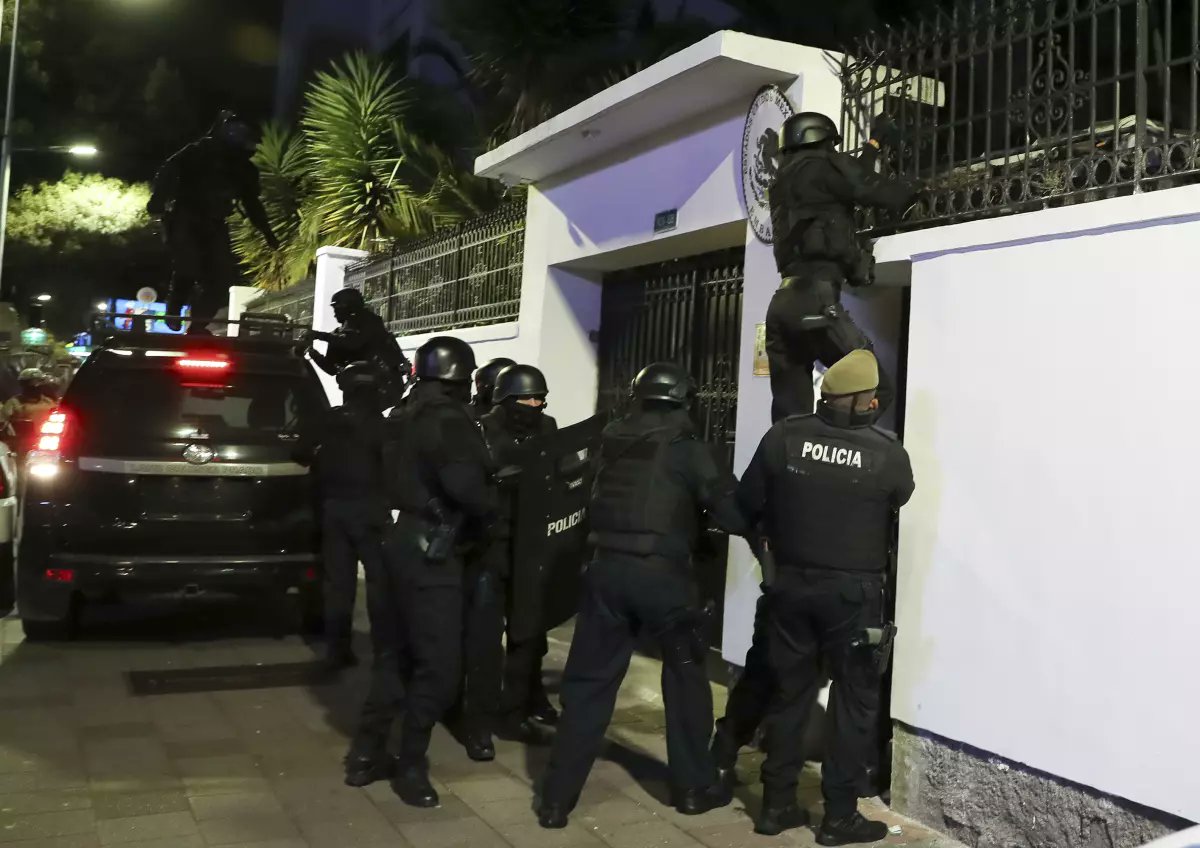 Policía ecuatoriana asalta Embajada de #Mexico en #Quito, en abierta violación del Derecho Internacional y d la Convención de Viena. México rompe relaciones. Gobierno d @DanielNoboaOk debe ser sancionado por @OEA_oficial -- Basta ya! El abuso es infinito! tinyurl.com/an75m57w