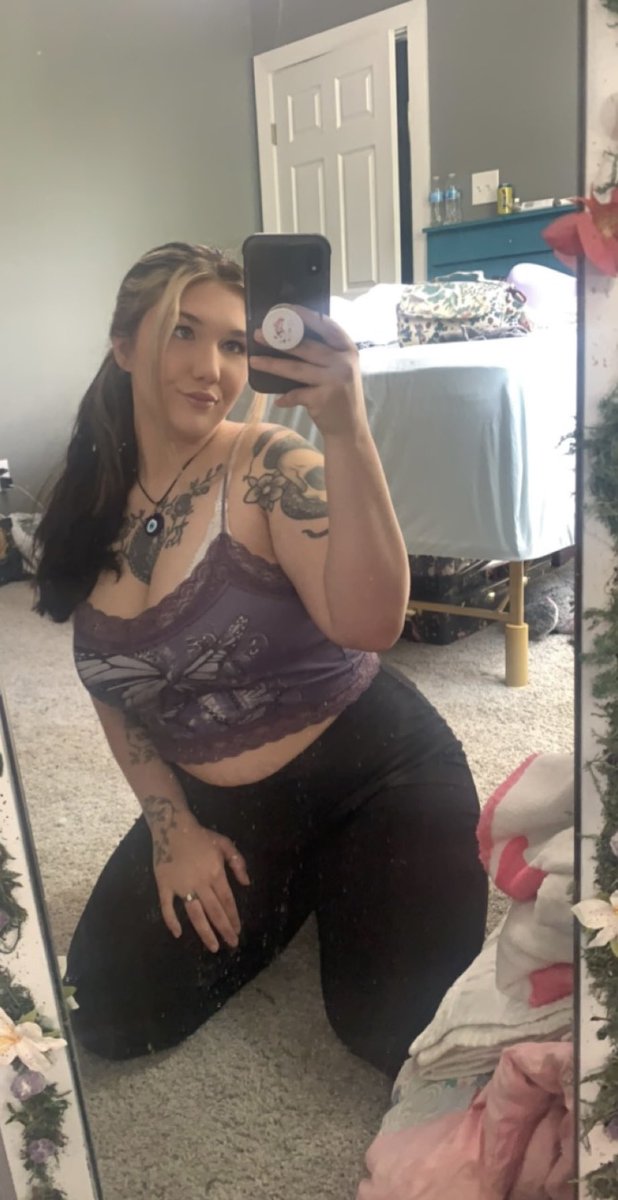 ashtenmorgan333's tweet photo. First selfies I’ve taken since becoming a MILF 💜 https://t.co/5IZi3LSWyq
