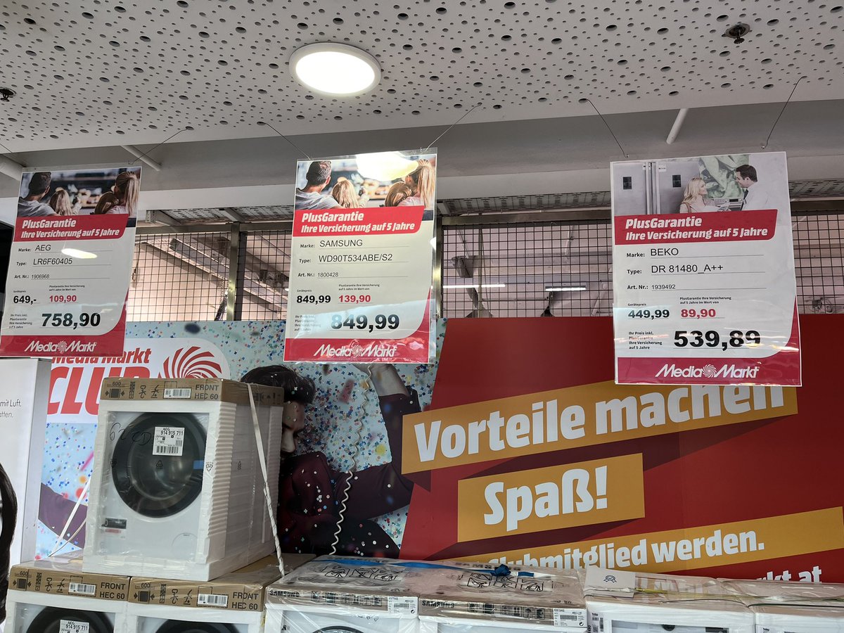 Viyana’ya gittiğimde Micro SD kart almam gerektiği için MediaMarkt’a gitmiştim. Girişte en çok satan çamaşır makinesi modelleri vardı. Sağda tanıdık bir marka var. Genel olarak #kchol bu alanda dünyaya #arclk ile hükmediyor. Beko çatısı altında son whirlpool satın alımıyla daha…