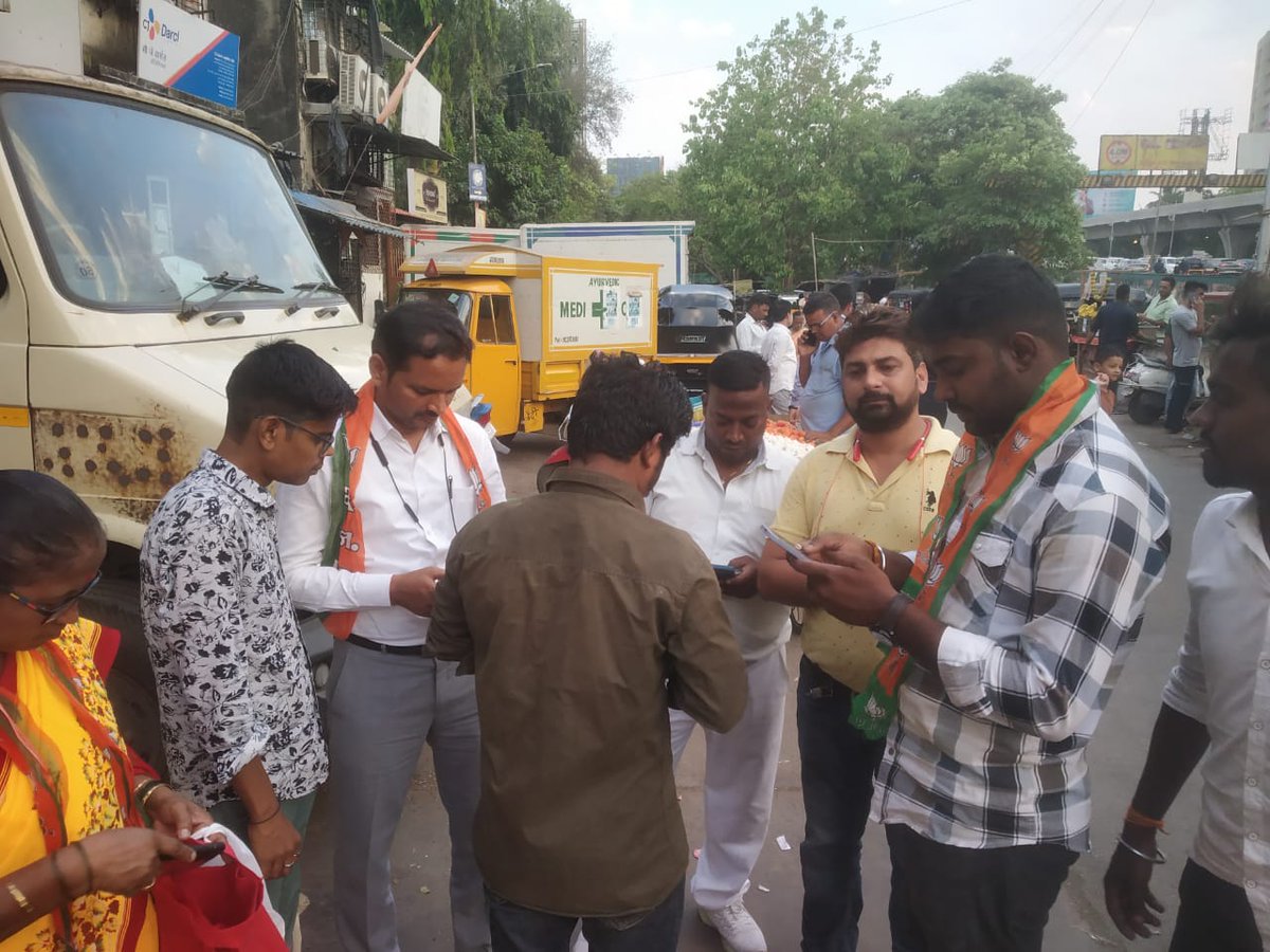 BJYM4Mumbai's tweet photo. आज भारतीय जनता पार्टी के स्थापना दिवस पर वार्ड क्र 88 में भाजयुमो जिल्हा मंत्री @SHIVLALSIR जी के नेतृत्व में #Micro_Donation करके पार्टी को सशक्त ओर समर्थ बनाने का एक छोटा सा प्रयास किया गया.
#BJPFoundationDay2024 
#BJPFoundationDay https://t.co/s44S6VjjTk