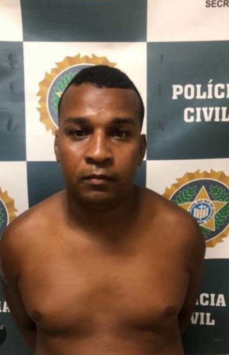 VARIAS VIATURAS NO CENTRO DE NOVA AURORA ,E ENQUANTO É ISSO MILIÇIANO ROMARINHO VEM AMEAÇANDO COMERÇIANTES NO LARGO DA BAIANA AVISANDO QUE AGORA A TAXA É 100 POR SEMANA CADA COMERÇIO.  
2 EM UMA MOTO E UM CARRO FAZENDO A ESCOLTA ,E A POLÍCIA? <a href="/MP_RJ/">Ministério Público do Rio de Janeiro</a> <a href="/Reinfo2001/">Baque na Milícia!</a> <a href="/PCERJ/">Polícia Civil RJ</a>