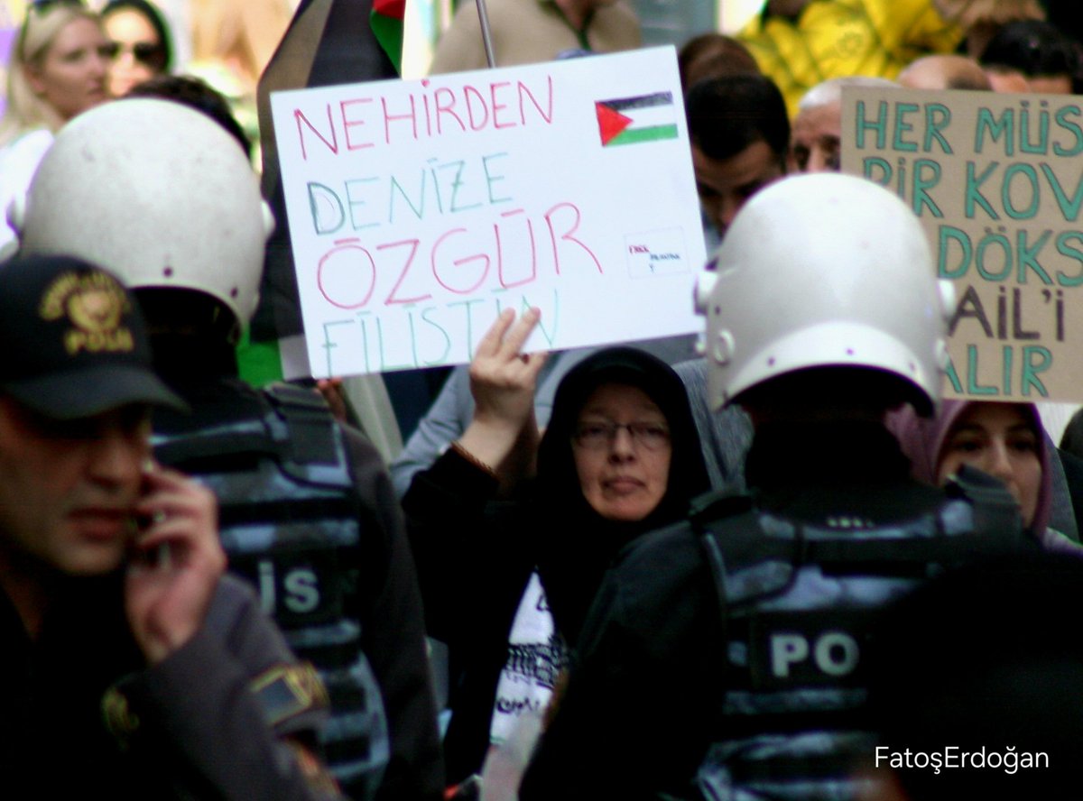 filistinicinbin's tweet photo. Özgür Filistin için Siyonistlerle İlişkiler Kesilsin dediğimiz için iktidar ve patronları koruyan polisler tarafından işkenceyle 30 kadar arkadaşımız gözaltına alındı, avukatlarımız içeri alınmıyor. Yüreği Filistinle atan herkesi dayanışmaya, #İsrailleTicareteDurDe demeye çağırıyoruz!
