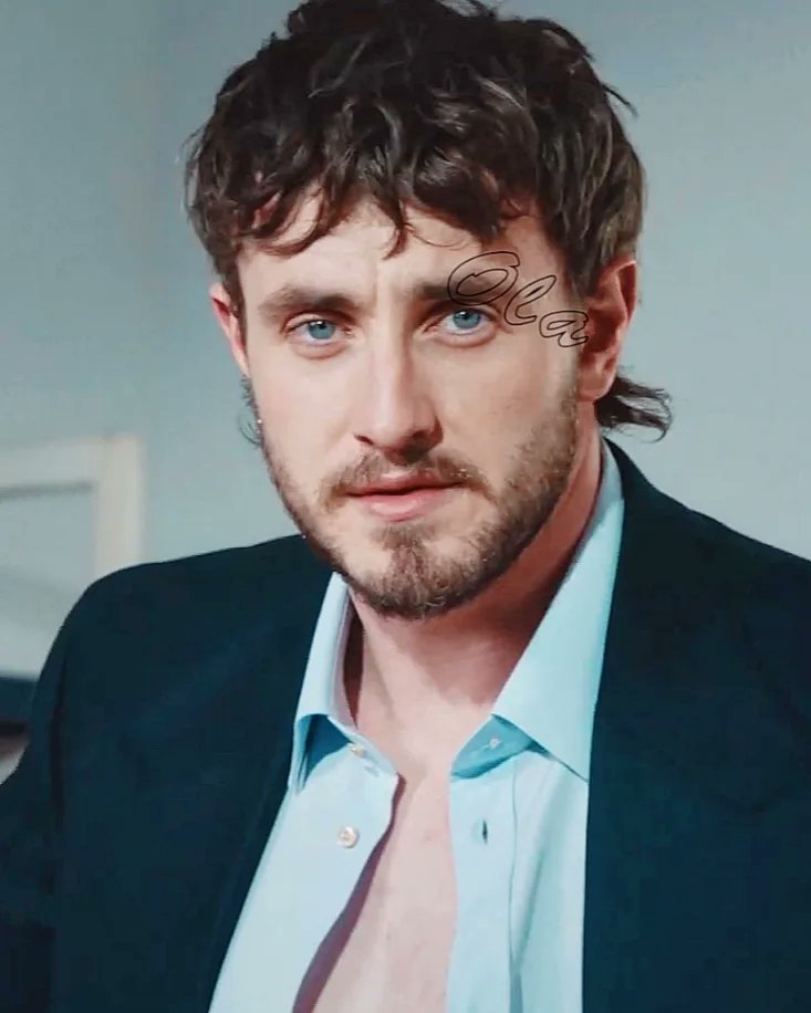 Mrs_Fimmel's tweet image. Well dayum #savagelyhawt Paul Mescal 🥵💚 #myhunkyirishman @mescal_paul stylish look @normalpeople #mescalgasm Normal  People