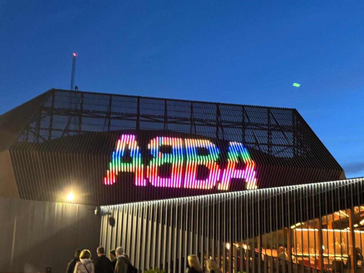 melodiemaker's tweet image. Great weekend in London! Celebratingmy 50th @ABBAVoyage  snf then tea @theritzlondon soecial times 🥰