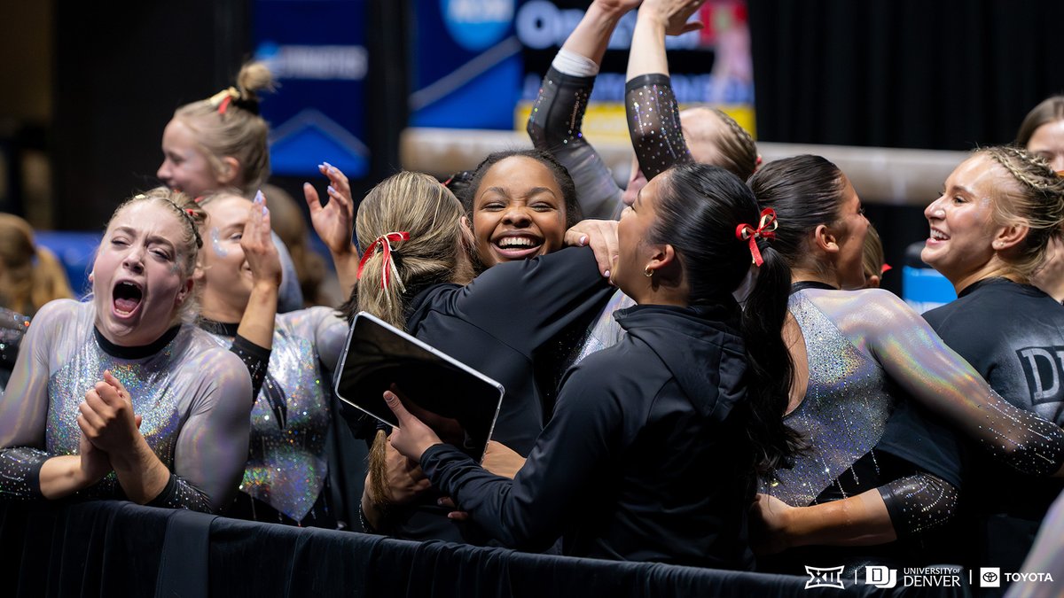 All smiles on this Saturday morning! #GoPios | #NCAAGym