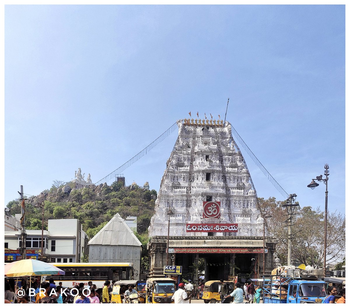 Finally this morning went to Srikalahasteeshwarar temple (Vayu). The lord is here with Gnana Prasunambika. Kannappa offered his eyes to the lord atop the hill behind the temple. The hill itself is considered as Kailasha. Krishnadevaraya built a 120 ft high gopuram here.