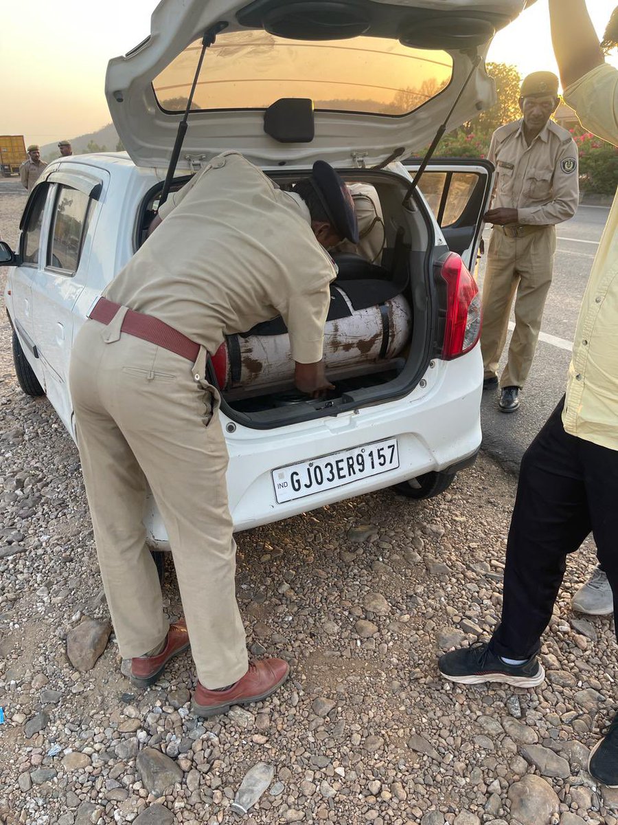 SP_Arvalli's tweet photo. લોકસભા ચૂંટણી અનુસંધાને કાયદો અને વ્યવસ્થાની સ્થિતિ જળવાઈ રહે તે હેતુથી જિલ્લાના અલગ અલગ જગ્યાએ વાહન ચેકીંગ કરવામાં આવેલ
@dgpgujarat @Shamsher_IPS @GujaratPolice
#vehicleschecking
#arvallipolice
#LokSabhaElection2024 https://t.co/H73lbELVmZ