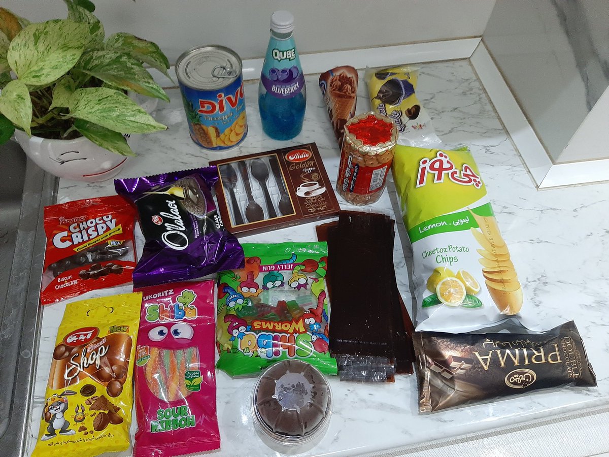 masoudfth's tweet image. محیای ۱۳ ساله ما روزه می‌گیره و مدرسه هم می‌ره. امروز دوستاش برای اینکه اذیت‌ش کنن جلوش خوراکی خوردن و مسخره‌ش کردن. بعد از مدرسه باهم رفتیم سوپرمارکت و همه اون خوراکی‌ها رو گرفتیم و ایشون الآن همه‌شو چیده رو میز و بی‌صبرانه منتظره تا اذان رو بگن(: