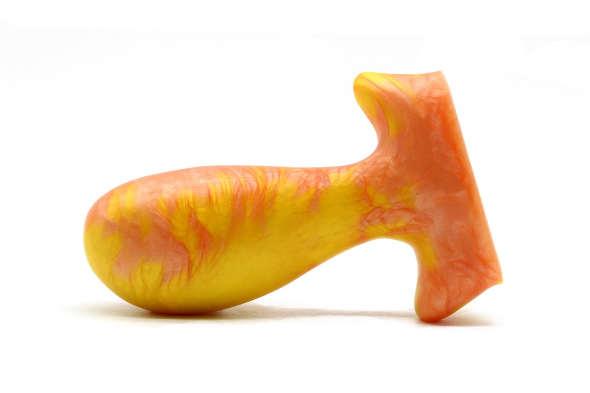 Some colors we dont see very often in customs are yellow and orange. This brilliant little Festa Plug was made with Lemon Pop accent and Orangesicle base color in Soft 0050 silicone. A squishy little plug for every body and safe for any hole.