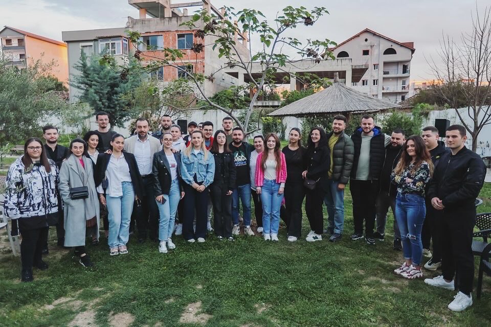 glindxhet_madhi's tweet photo. Me të rinjtë e forumit rinor të njesise 1, model për nga organizimi dhe aktivizmi. 💪🏻

Diskutuam për ta përmirësuar veten dhe për t'i dhënë me shumë zë çështjeve rinore. 🙌🏻

Në takim na u bashkua edhe deputeti i zonës @EduardShalsi https://t.co/Er1d7q6o7m