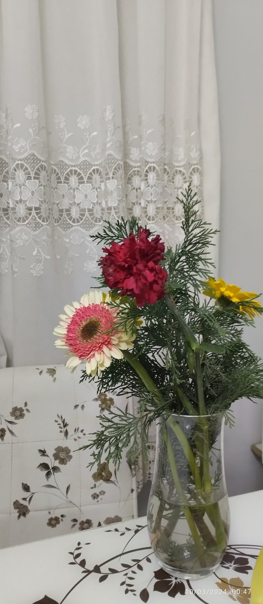 Çiçeklerle hoş geçin dalı incitme gönül