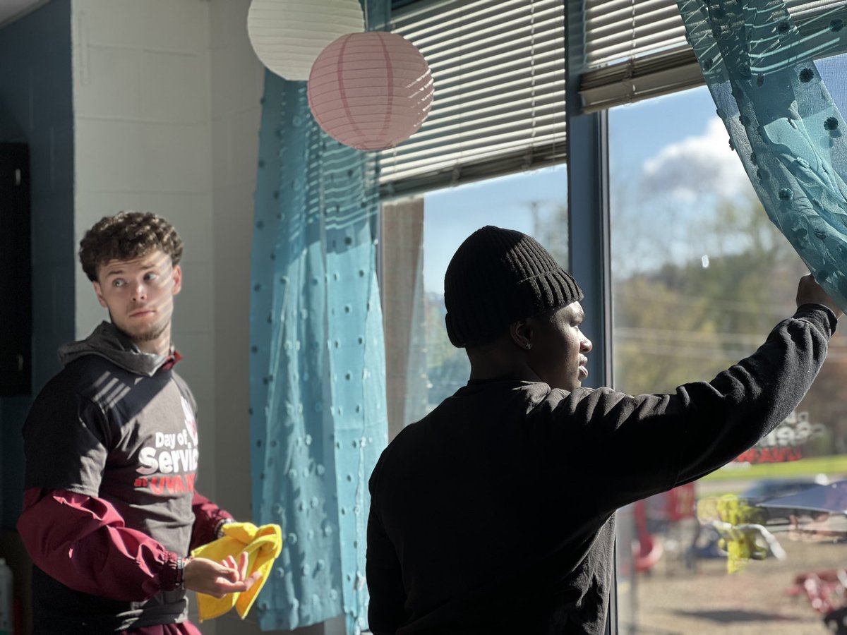 UVAWiseCavsFB's tweet photo. We’re so proud of our boys for getting out and taking part in the day of community service! Let’s go Cavs!
#PEWAV #FFF #HTR https://t.co/a62sb0lyoI