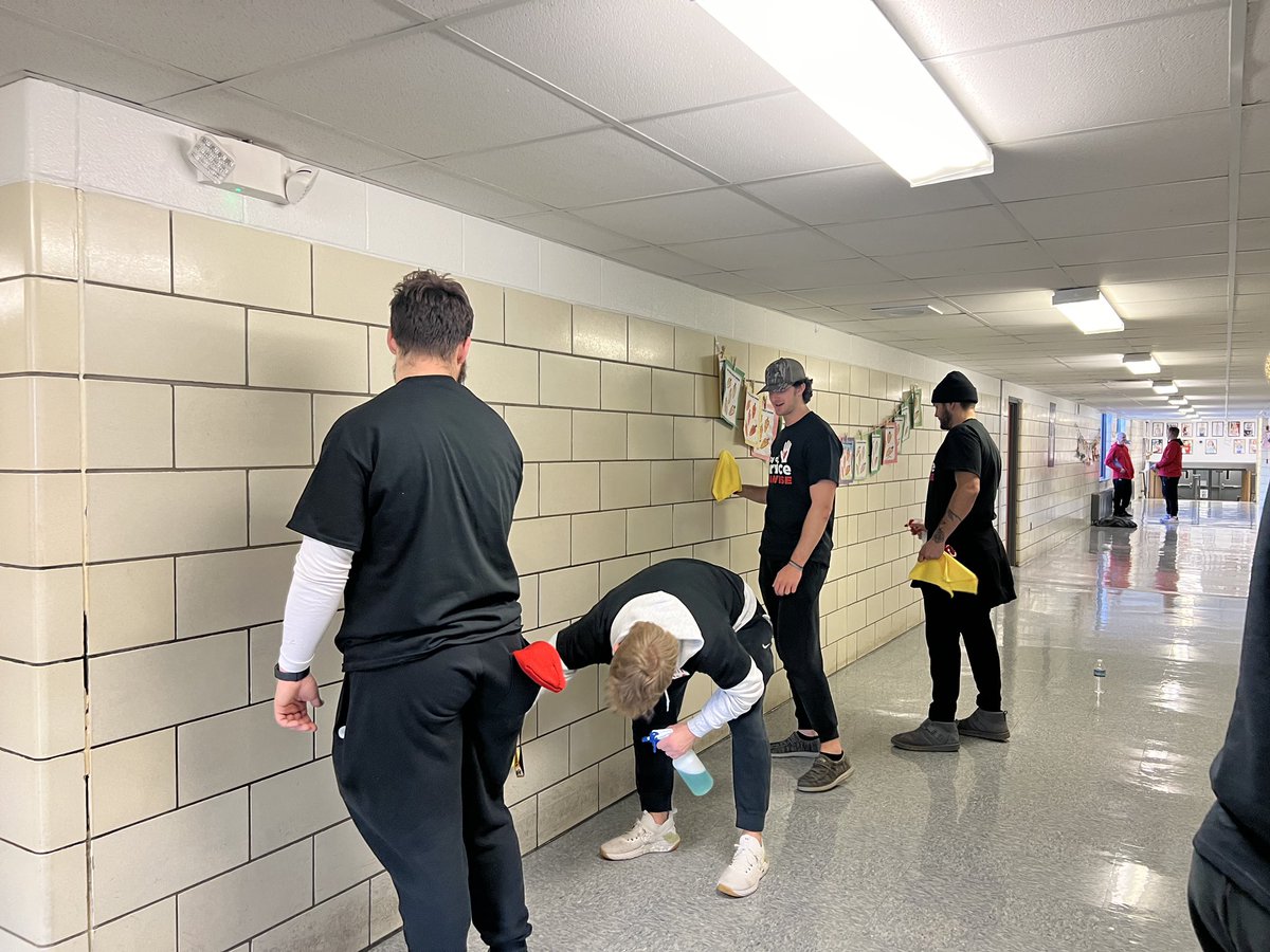 UVAWiseCavsFB's tweet photo. We’re so proud of our boys for getting out and taking part in the day of community service! Let’s go Cavs!
#PEWAV #FFF #HTR https://t.co/a62sb0lyoI
