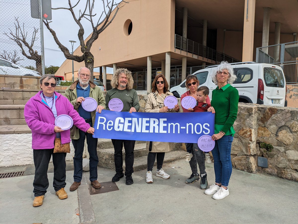 MaTeresaNaves's tweet photo. MINUTS DE SILENCI a PREMIÀ
Aquesta setmana un home ha assassinat la seva dona a #Amposta i  un home ha matat el seu fill i ferit greument la seva parella, mare de l'infant a #Bellcaire
✋Prou feminicidis
✋Prou violència vicària
🗣️ El masclisme mata i és cabdal aturar-lo. Prou‼️ https://t.co/R4D0lJo4qL