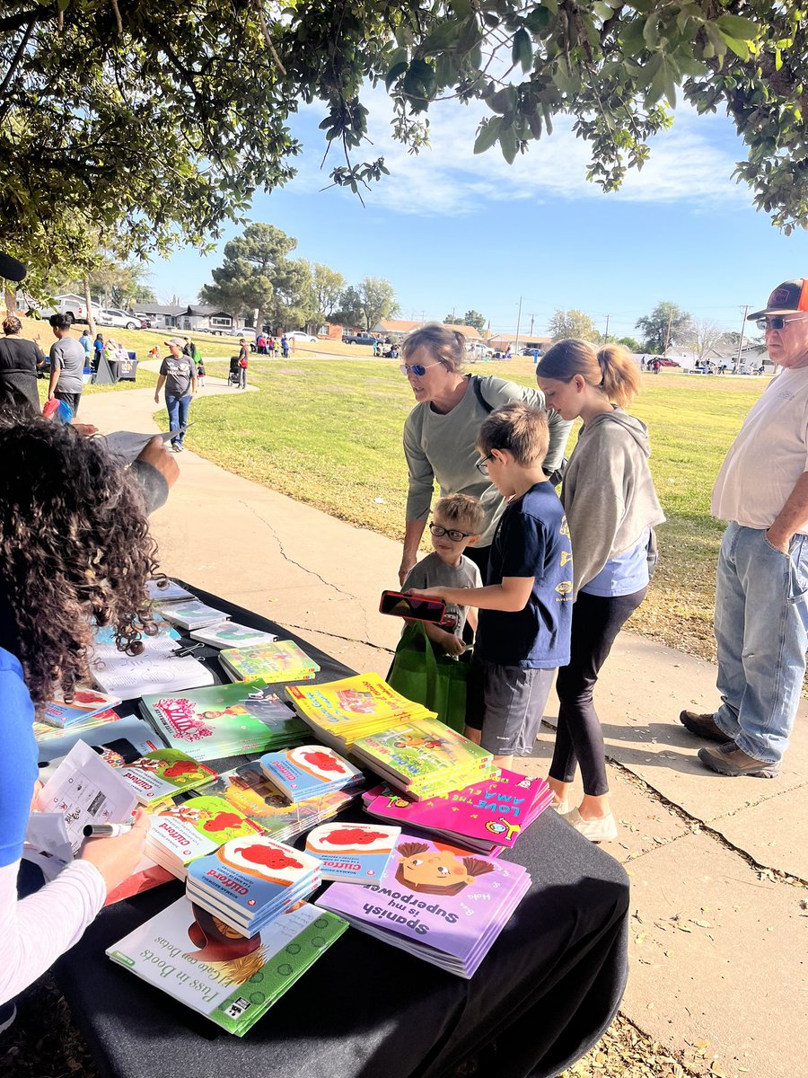 Ceciliabobcat's tweet photo. The @ECISD_Bil_ESL out bright an early this morning supporting literacy at the YMCA with Roll and Read @EctorCountyISD https://t.co/PVDLx7qu9M