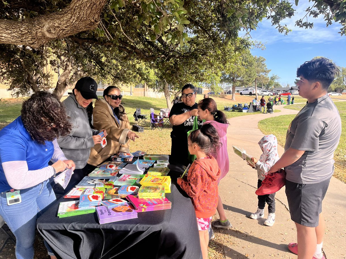 Ceciliabobcat's tweet photo. The @ECISD_Bil_ESL out bright an early this morning supporting literacy at the YMCA with Roll and Read @EctorCountyISD https://t.co/PVDLx7qu9M