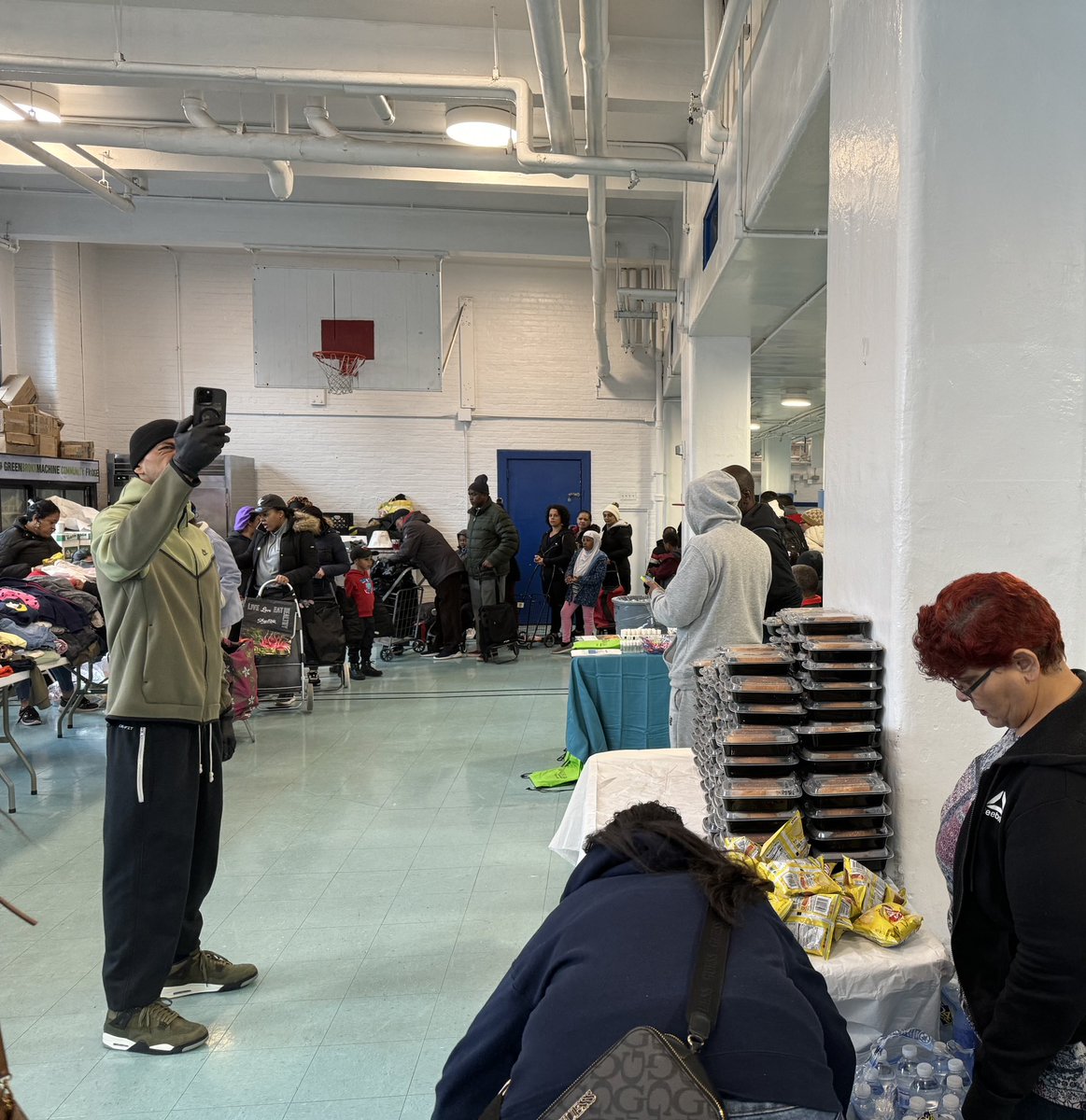 Busy day in @CSD9Bronx at food and clothing drive. While students are outside playing on the soccer fields, the neighborhoodis inside having their needs met. Thanks @TorresRealTalk for putting the COMMUNITY IN CS55!