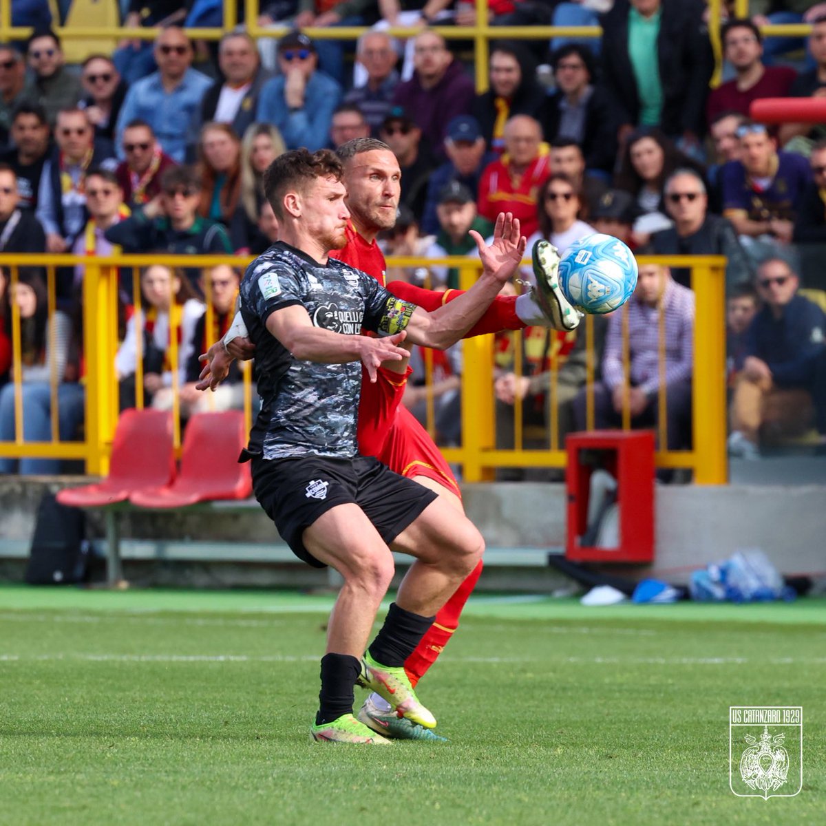 USCatanzaro1929's tweet photo. 🚦| SI RICOMINCIA
Ritorniamo in campo. Forza giallorossi 👊
#CATCOM | 🦅 1-0 🔵 https://t.co/DD7BU1rOwj
