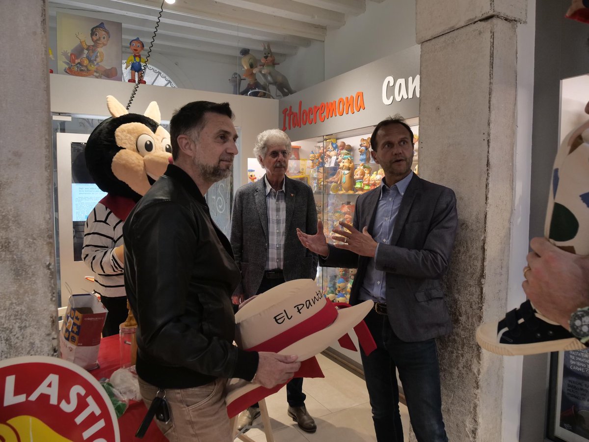 comunevenezia's tweet photo. 🧸🎉 L'assessore al Commercio, @SebaCostalonga, ha partecipato all'evento "Ledraplastic spa, la forza del made in Italy oggi come negli anni '60", organizzato da "Creature di Gomma - Museo del giocattolo vintage".

🔹 È un’iniziativa per celebrare i famosi pupazzi in gomma della storica azienda della famiglia Cosani, che ha lasciato un segno indelebile nel mondo dei giocattoli degli anni ‘60-‘70-‘80.

🛶 Su disegno dell’artista Giorgio Cavazzano, disegnatore veneziano, la ditta ha prodotto una pantegana sulla gondola, animale simbolo di Venezia, che è diventata un’icona del giocattolo.