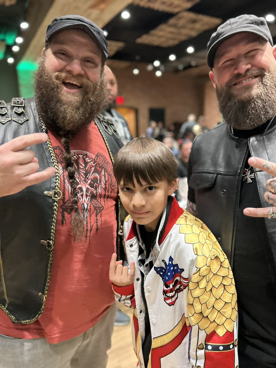 Aberna16Matthew's tweet photo. Day made! @onlocationexp @Erik_WWE @Ivar_WWE we had our shirts ready!!! Thanks for being awesome to this young man!!! #raidandgetpaid https://t.co/Jz82YDHTeU