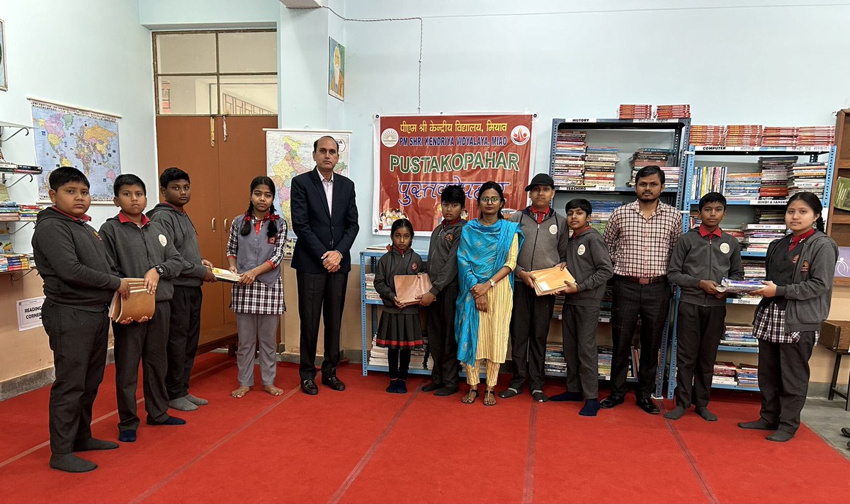 KendriyaMiao's tweet image. ‘Sharing the Gift Of Knowledge’
Students donated their books to juniors. 
#savepapersavetrees
.
PUSTAKOPAHAR Utsav at PM SHRI KV Miao.
.
.
#pmshri #kvmiao #pmshrischools #kvs