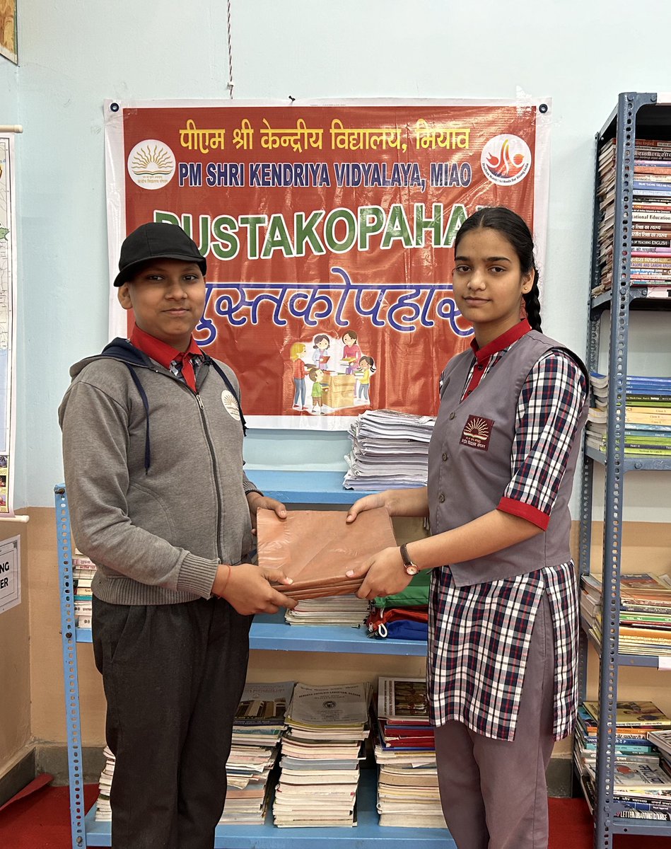 KendriyaMiao's tweet image. ‘Sharing the Gift Of Knowledge’
Students donated their books to juniors. 
#savepapersavetrees
.
PUSTAKOPAHAR Utsav at PM SHRI KV Miao.
.
.
#pmshri #kvmiao #pmshrischools #kvs
