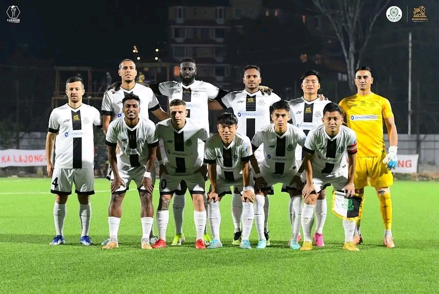 Arijit289's tweet photo. MDSC secures I-League title, set for ISL promotion.
Last time when 3 Kolkata giants played together in India's top-flight league was during the 2013-14 I-League season.
#JaanJaanMohammedan 💪🏼#BlackAndWhiteBrigade 🤍🖤 #ILeague 🏆 #IndianFootball ⚽ #SLFCMDSP ⚔ #ISL10 https://t.co/ZPaL5cCPF7