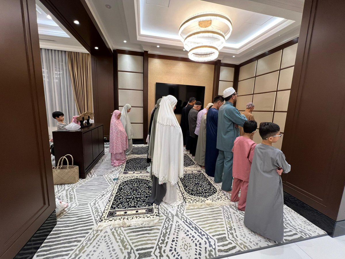 Kalau tak dapat nak solat tarawih berjemaah di masjid, kita solat tarawih berjemaah dengan keluarga di rumah. Alahamdulillah, malam ini bapak, mama, mentua saya serta adik-beradik dapat berhimpun untuk sama-sama berbuka puasa dan solat tarawih berjemaah bersama. “Sesungguhnya…