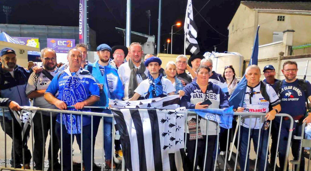 La Kerlenn a eu la surprise de croiser Mr @DavidRobo56 à Angoulême hier soir! 😁 Merci beaucoup Mr le Maire de nous avoir accordé un peu de votre temps 🙏 💙🤍💙 AR RAOK GWENEDIZ 💙🤍💙