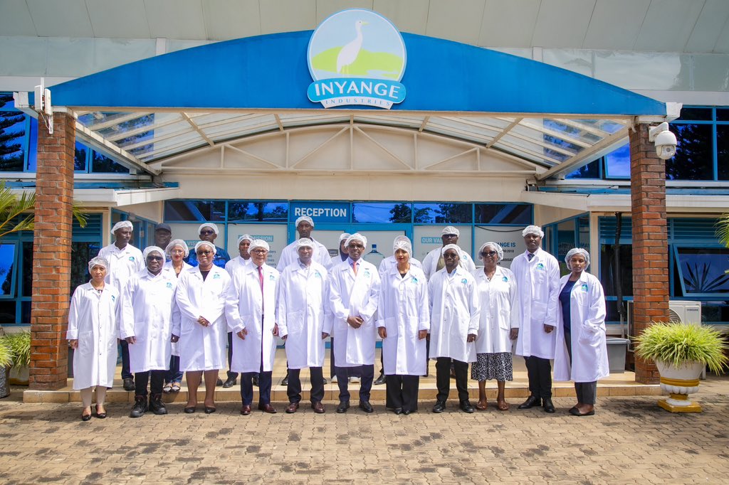 RwandaAgri's tweet photo. Aujourd'hui, le Secrétaire d’Etat @SERwigamba a accueilli une délégation Malgache dirigée par leur Ministre des Affaires Étrangères, Rasata Rafaravavitafika (@rafaravavitafi1). Ils ont visité l'usine d’Inyange à Masaka, Kigali, pour échanger sur ses opérations. https://t.co/SJtTbI05Yd