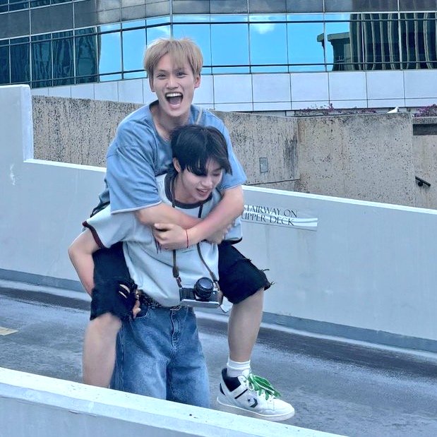 junhyeonty's tweet photo. HYUNG HOLDING MAKNAE 😉 https://t.co/aXOatWtMKK