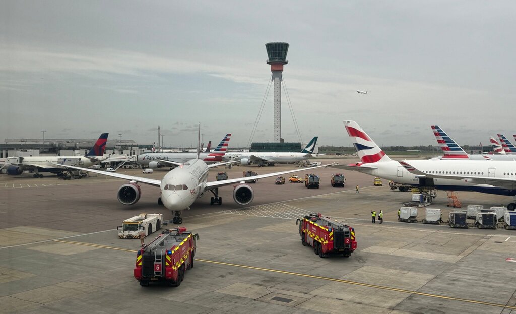 Ground Collision at London Heathrow: Virgin Atlantic Boeing and British Airways Airbus Involved in Tarmac Incident Read more here: thegatewaypundit.com/2024/04/ground…