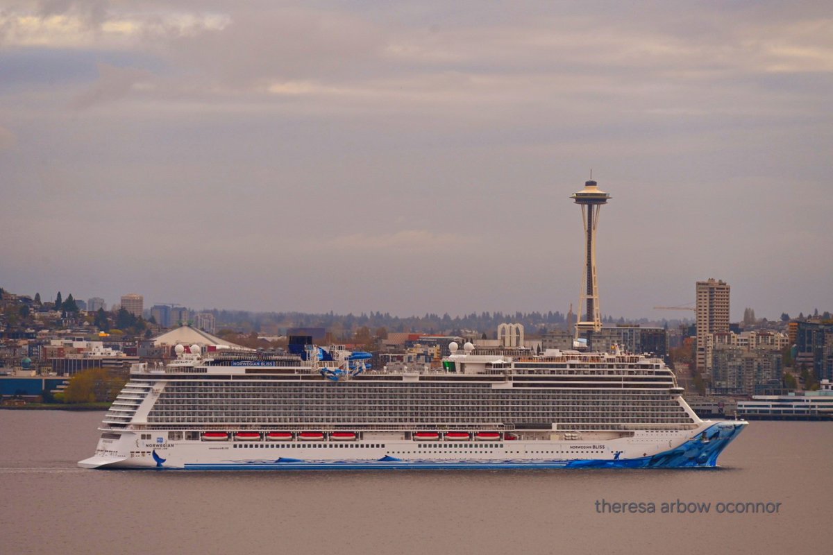 The first cruiseship of the season coming into #Seattle this cloudy cool morning ♡ @CruiseNorwegian @komonews #pnw #wawx #cruising @SeattleWaterfnt