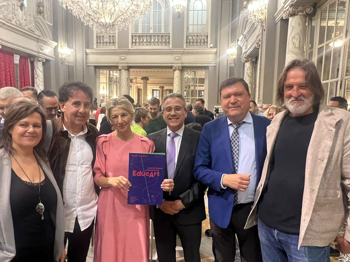 Miquel_R_C's tweet photo. El cooperativisme educatiu, junt amb el món cooperatiu valencià, present a l'acte d'obertura de #VLC24CapitalEconomíaSocial Temps per reivindicar i fer millor, també des de l'escola cooperativa @UECoE3 @LA_UCEV, el model democràtic, inclusiu i sostenible de l'#EconomiaSocial https://t.co/NCqLT41Aki