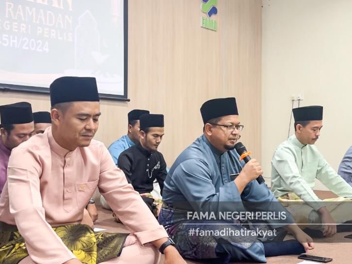 Program ini bagi membudayakan Al Quran di kalangan kakitangan dan diamalkan bacaannya pada setiap Jumaat sejak 12 Januari  2024 lalu. #famaperlismengaji. Kakitangan FAMA Negeri berpeluang mendengar tazkirah ringkas berkaitan kafiat mengamalkan bacaan Al-Quran dalam kehidupan.