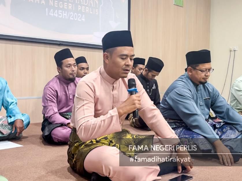PerlisFama's tweet photo. Program ini bagi membudayakan Al Quran di kalangan kakitangan dan diamalkan bacaannya pada setiap Jumaat sejak 12 Januari  2024 lalu. #famaperlismengaji. Kakitangan FAMA Negeri berpeluang mendengar tazkirah ringkas berkaitan kafiat mengamalkan bacaan Al-Quran dalam kehidupan. https://t.co/ZkyUfecSv8